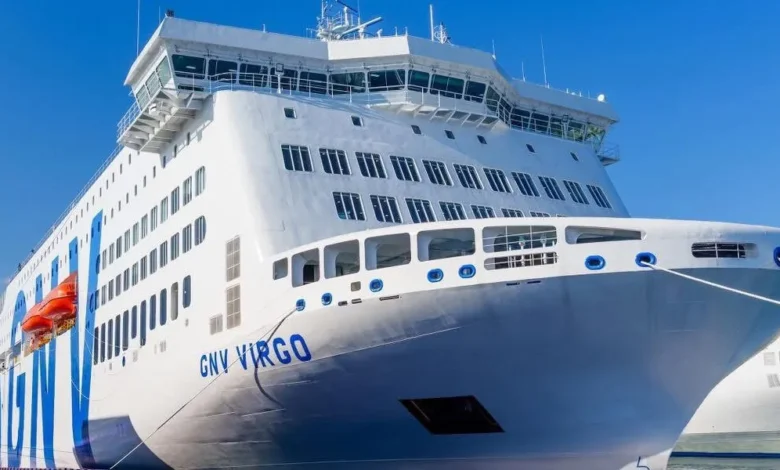 GNV Virgo amarré au quai, vue maritime.