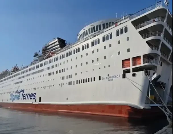 Navire El Venizelos d'Algérie Ferries en été 2025