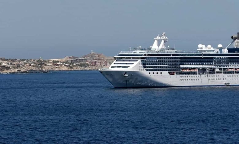 Bateau à voile naviguant sur l'océan bleu