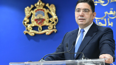 Voilier naviguant sur des eaux cristallines.