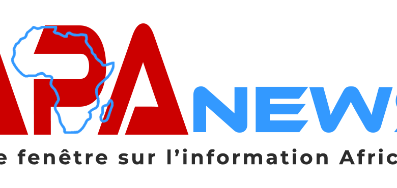 Bateau de pêche naviguant sur mer calme